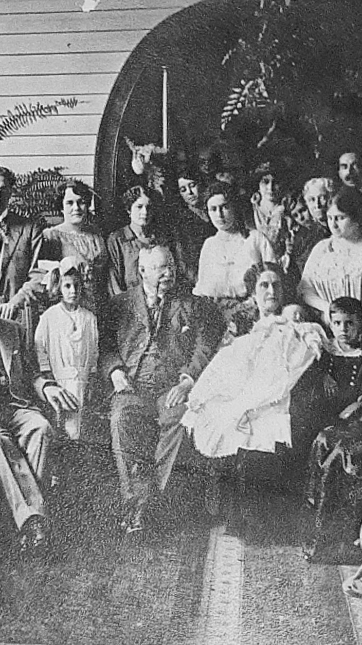 Costa Rica #20: Foto de familia luego del bautizo de la primogénita de Maximiliano, 1916.